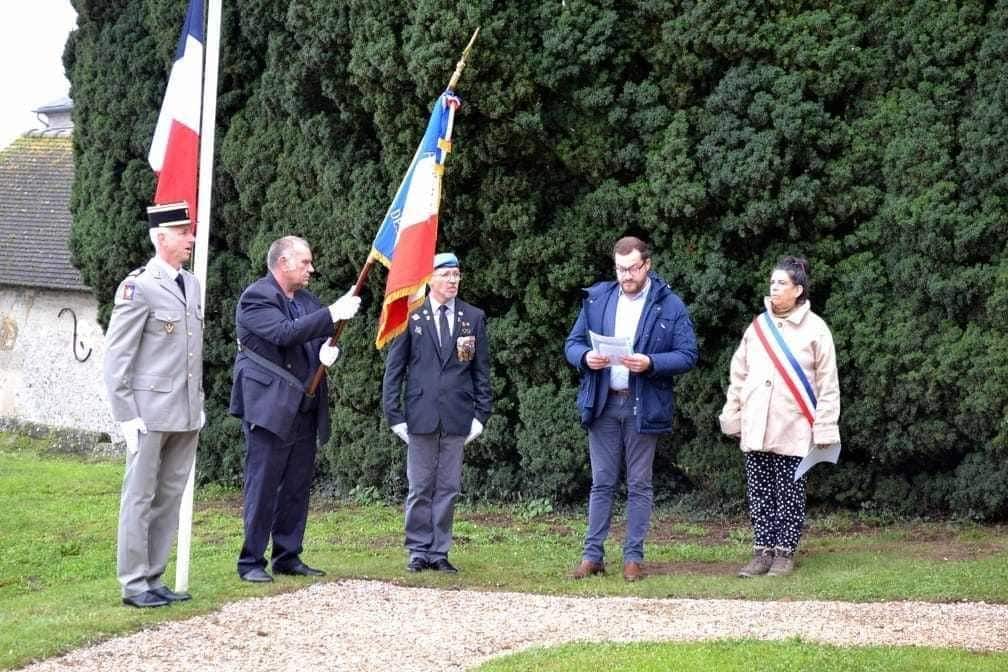 La commune remercie l’Association des Anciens des Missions Extérieures, présidée par Cyril Stucki, de nous avoir réunis pour honorer la mémoire des combattants qui ont perdu la vie et partager des messages de paix en souvenir de l’armistice du 11 novembre novembre 1918.